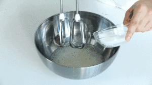 戚风蛋糕的做法烤箱版用什么,戚风蛋糕用烤箱做的教程家庭版