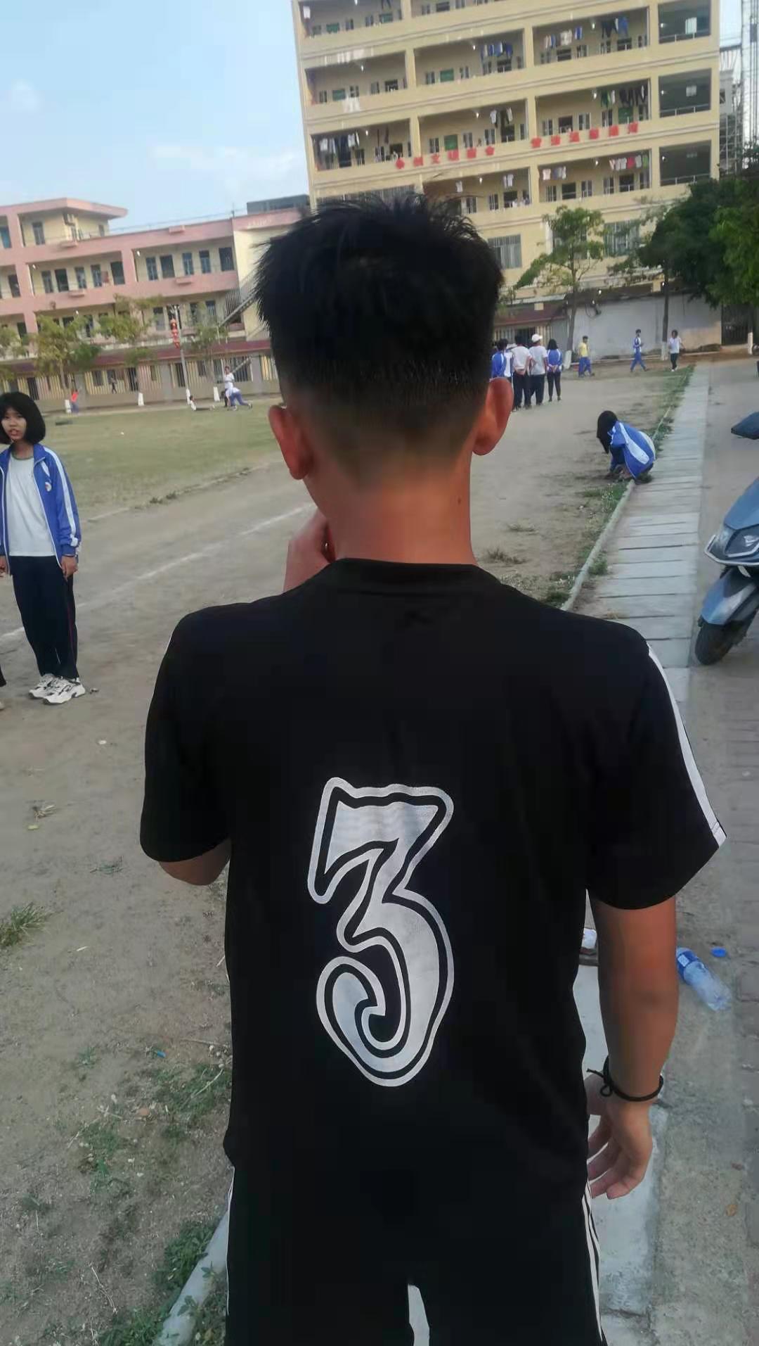 雷州企水足球赛七（6）班吴佳鹏两“进宫”3:2胜七（4）班