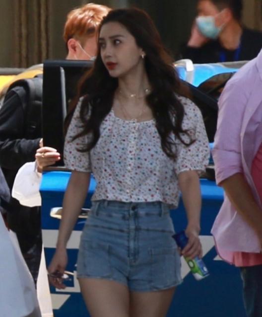 baby上班穿黑色吊带背心,baby最新穿的蓝色鞋子