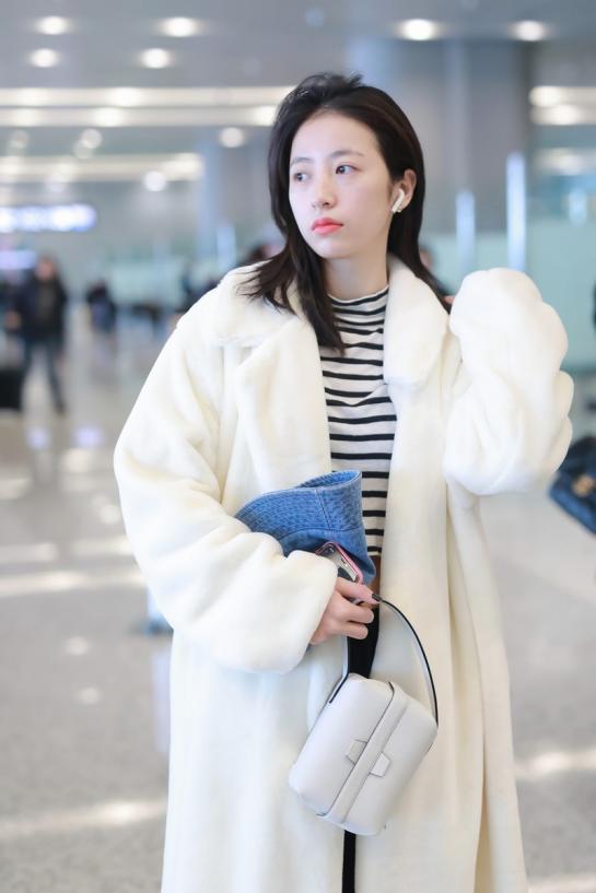 想与时尚并肩而行，不妨向周雨彤学习白色穿搭，让你美的与众不同