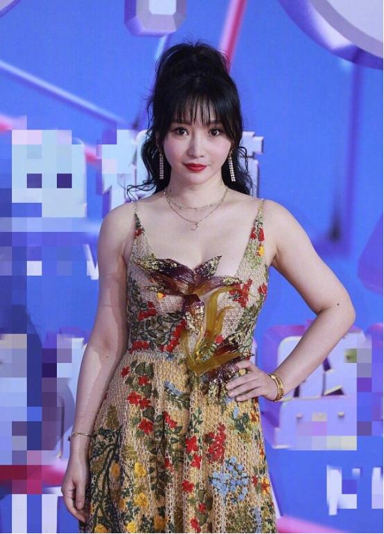 杨超越赵丽颖走红毯,杨超越千金风红毯