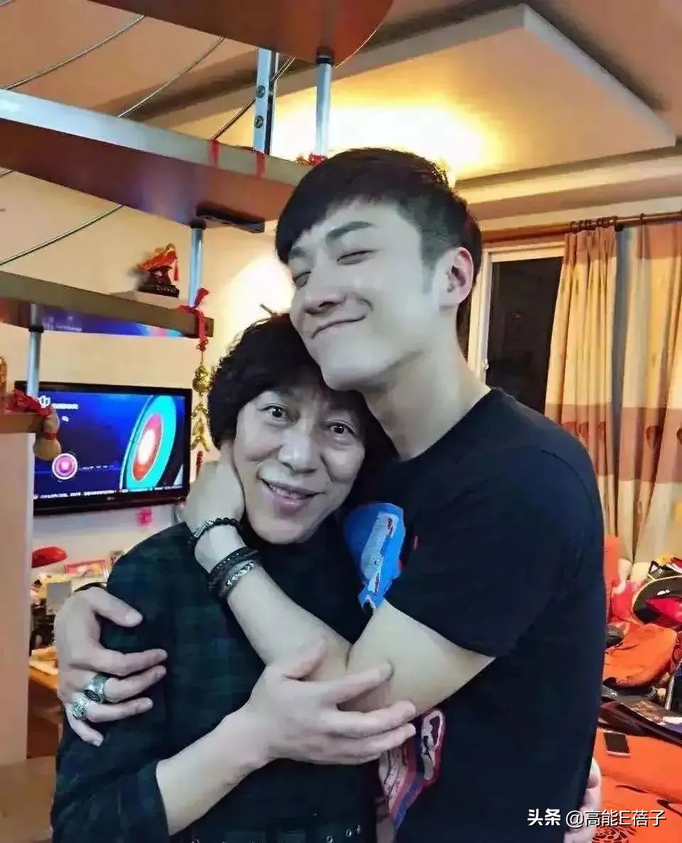 乔任梁离世5年，妈妈长期因相貌和想念儿子被网暴，回应让人心疼
