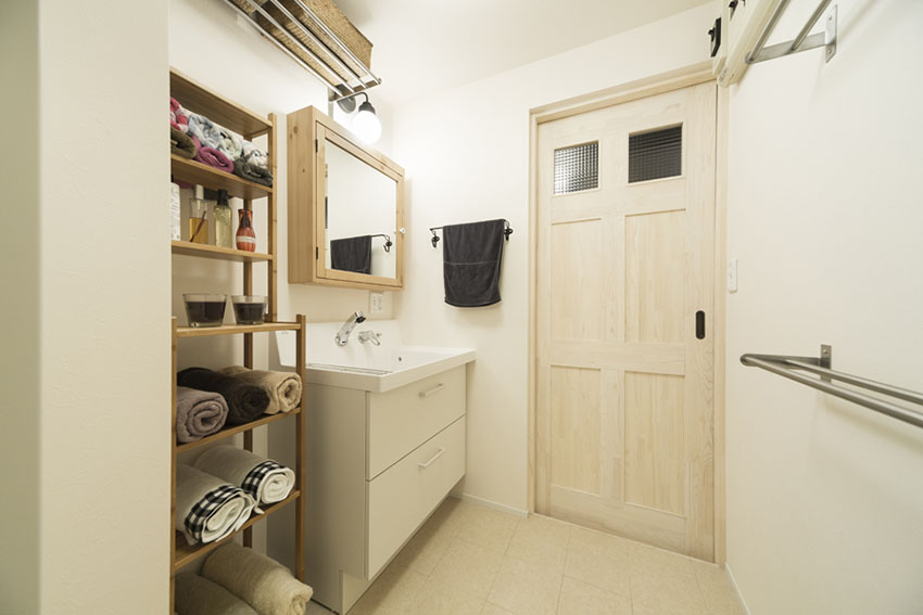 80平木地板客厅装修效果图,复古木地板上墙效果图