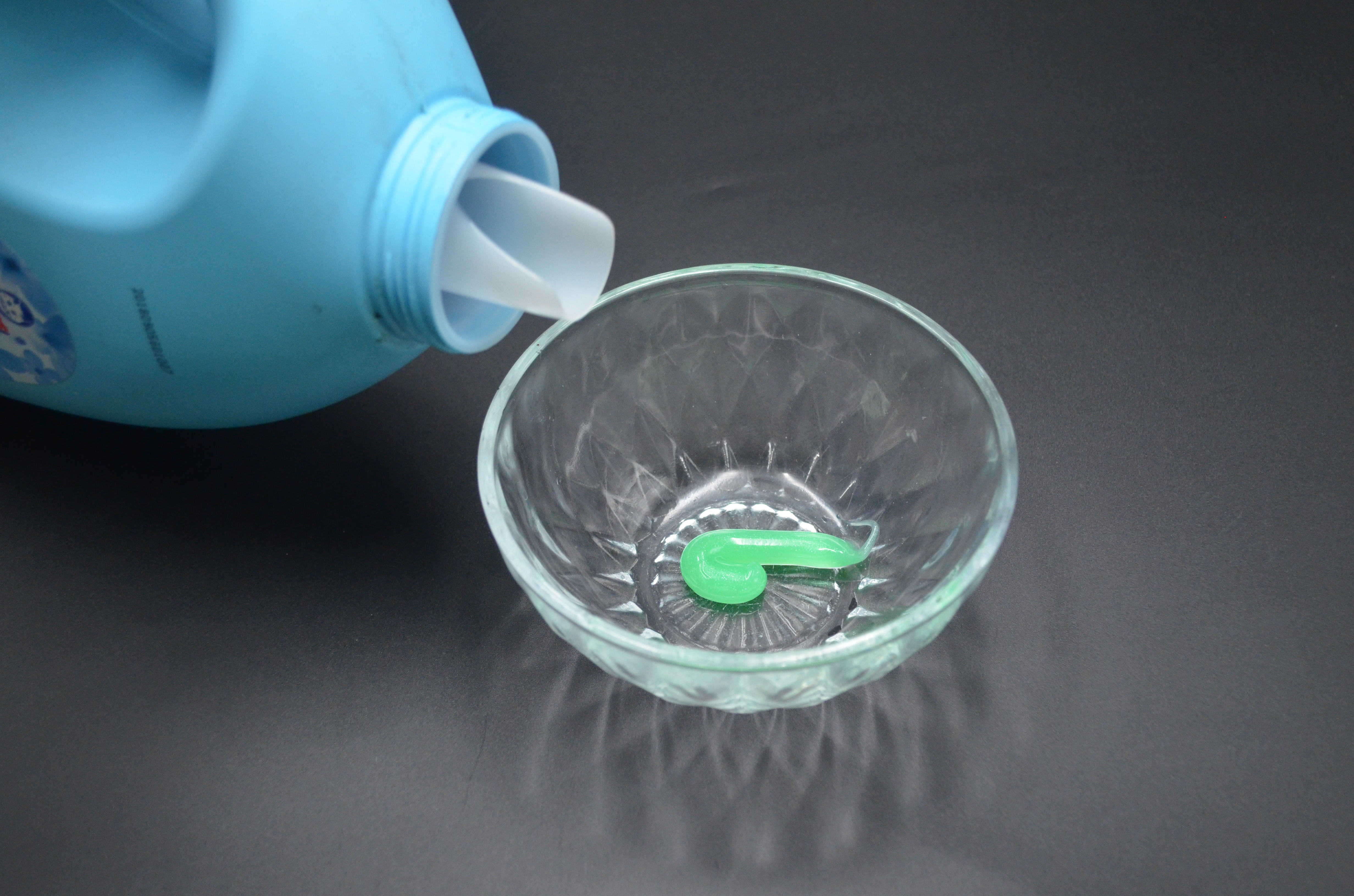 过年大扫除用这个擦玻璃很是方便,家里的玻璃脏了轻轻一擦就干净