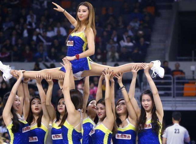 拉拉队长与阿联合影,易建联与拉拉队长合影