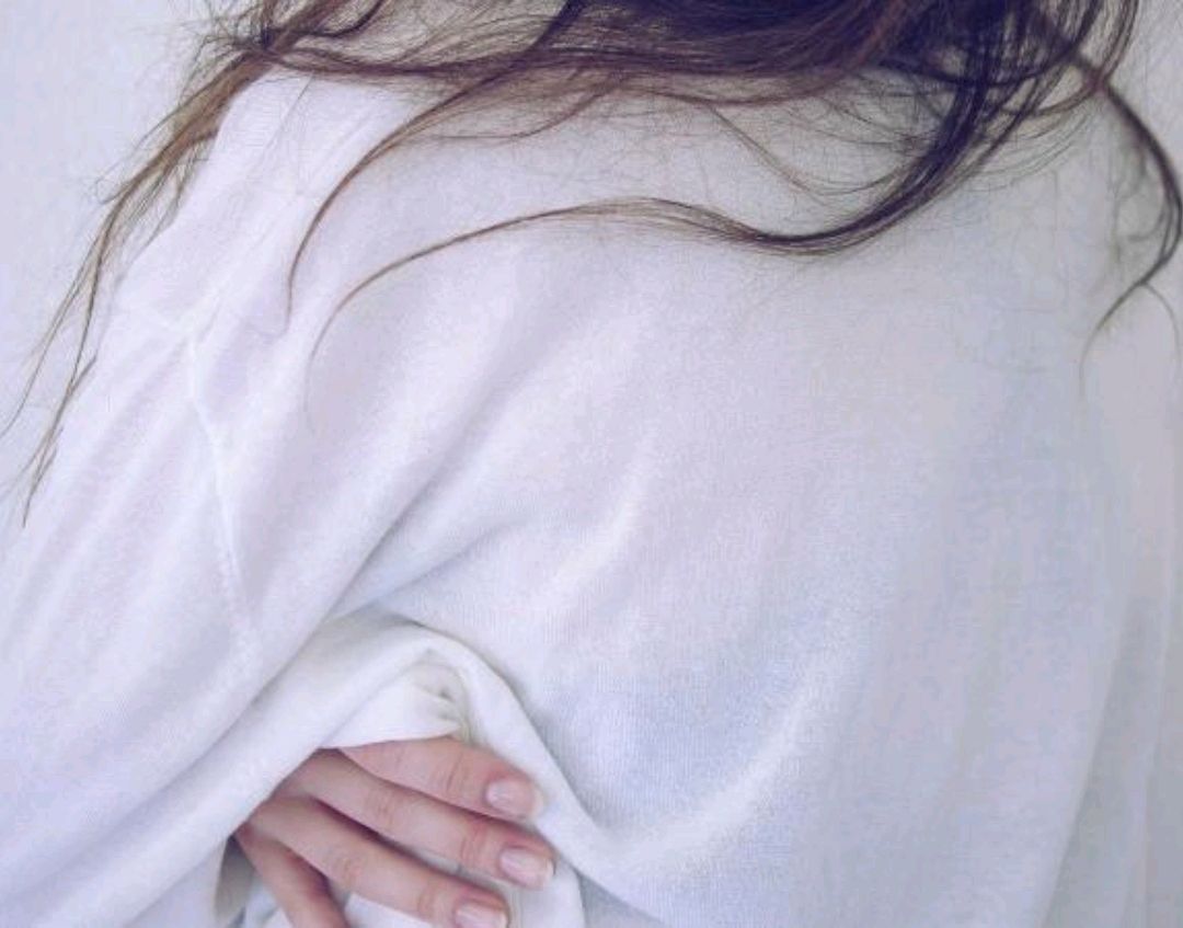 白t恤上的血渍怎么去除,白t恤有黄色污渍怎样去掉