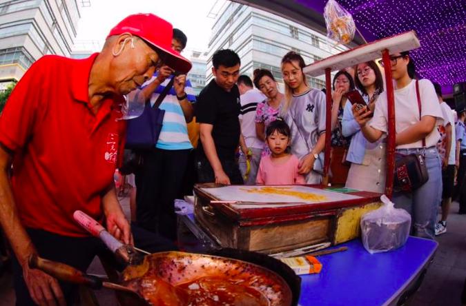 10万人挤爆天津奥城“口碑街”又好玩又好吃还有各种黑科技
