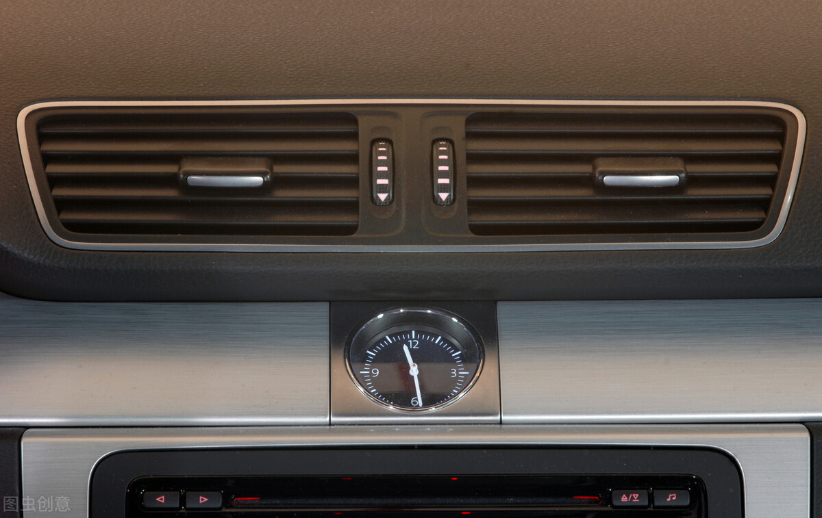 雨天前车窗起雾去除小妙招,雨天前挡风玻璃除雾正确方法