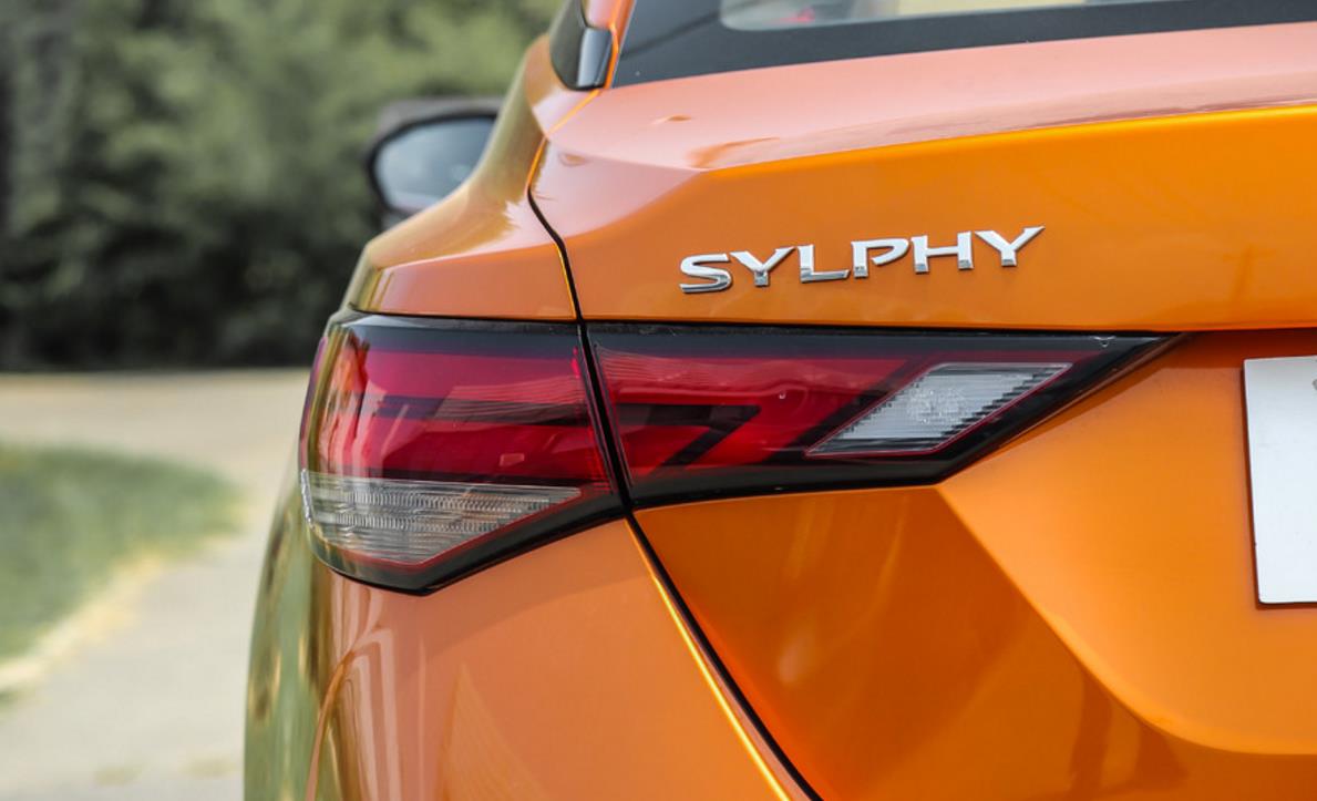 全新轩逸对比新款卡罗拉,2020轩逸和全新卡罗拉