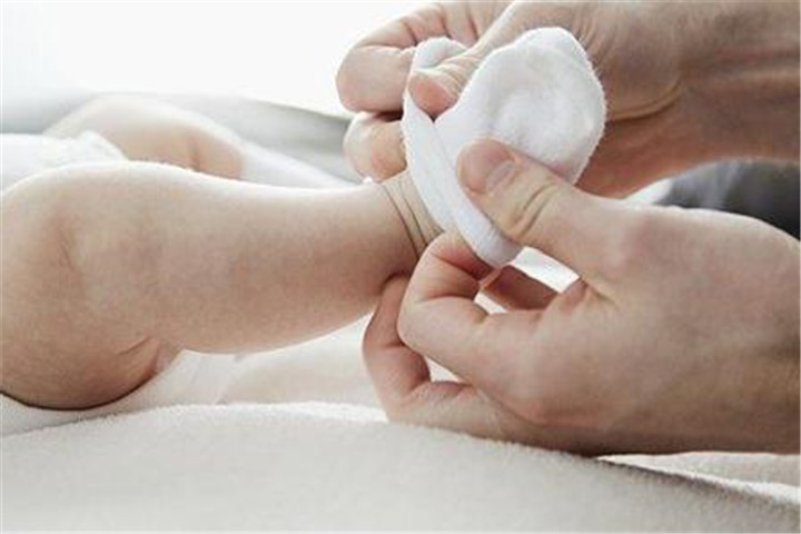 孩子老不爱穿袜子怎么回事,小孩不爱穿袜子爱光脚