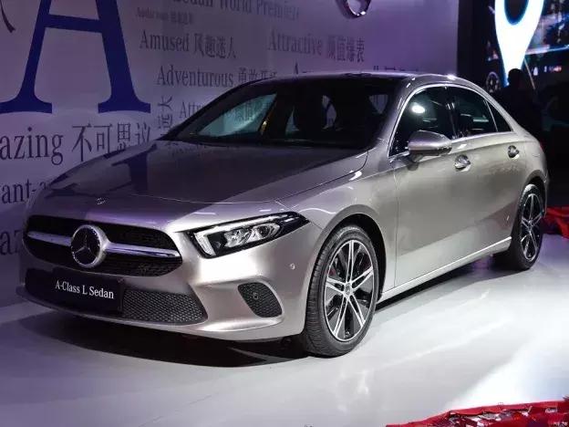 奔驰新款a级三厢车路试中,试驾奔驰新款三厢a级