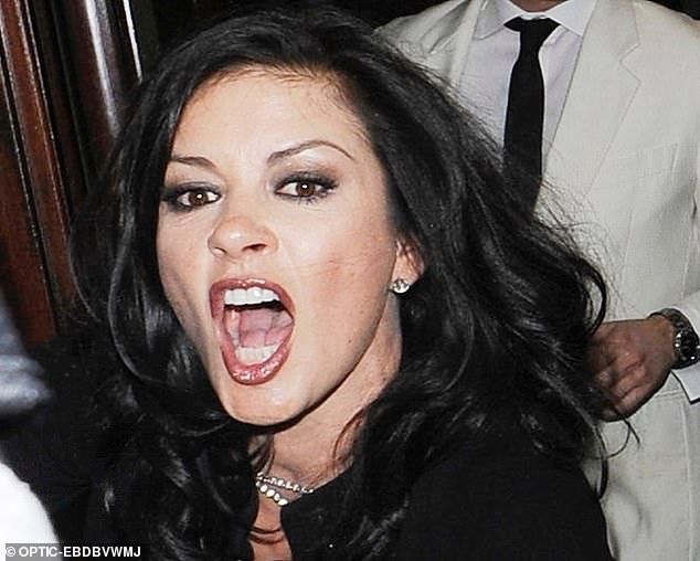 泽塔琼斯献吻庆祝20周年,76岁道格拉斯满头白发,闭眼享受