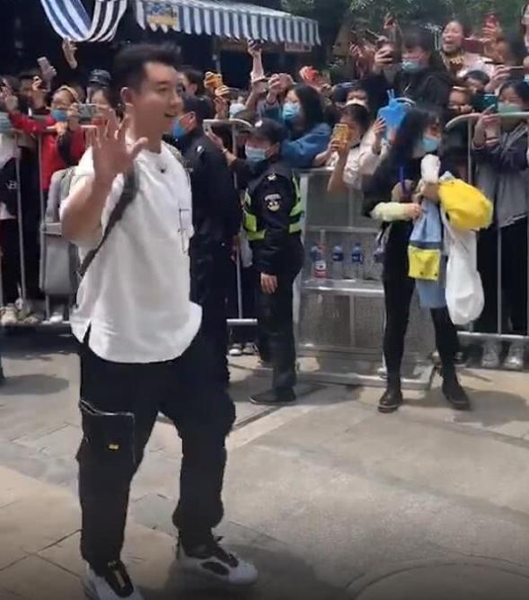 刘涛胡海泉最美现场版,胡海泉四十箱口罩