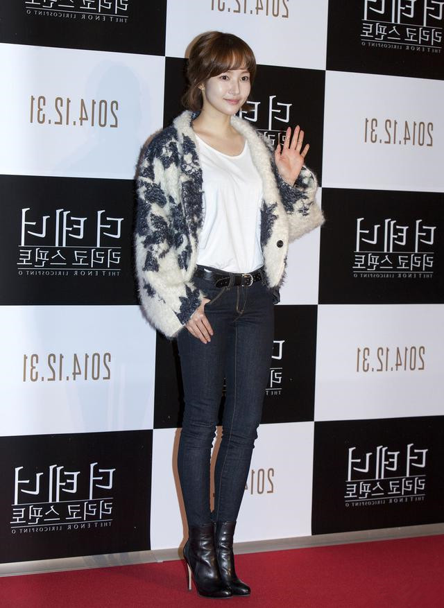 朴敏英穿红色裙子,朴敏英穿搭时髦