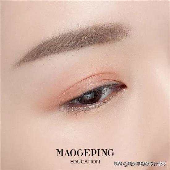 红色眼妆怎么画显大又干净,红色眼妆不画眼线