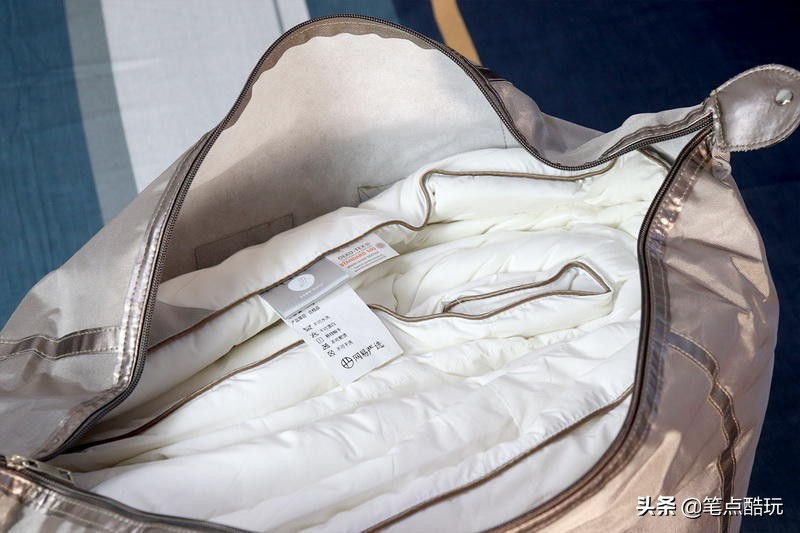 冬天里的轻薄暖被窝:网易严选95%白鹅绒冬被,保暖不闷睡得香