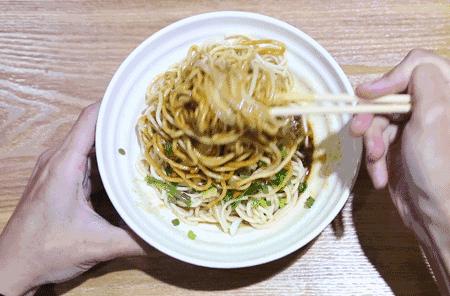 武汉人的过早莫过于一碗热干面,一碗热干面是武汉人最顽强的味道