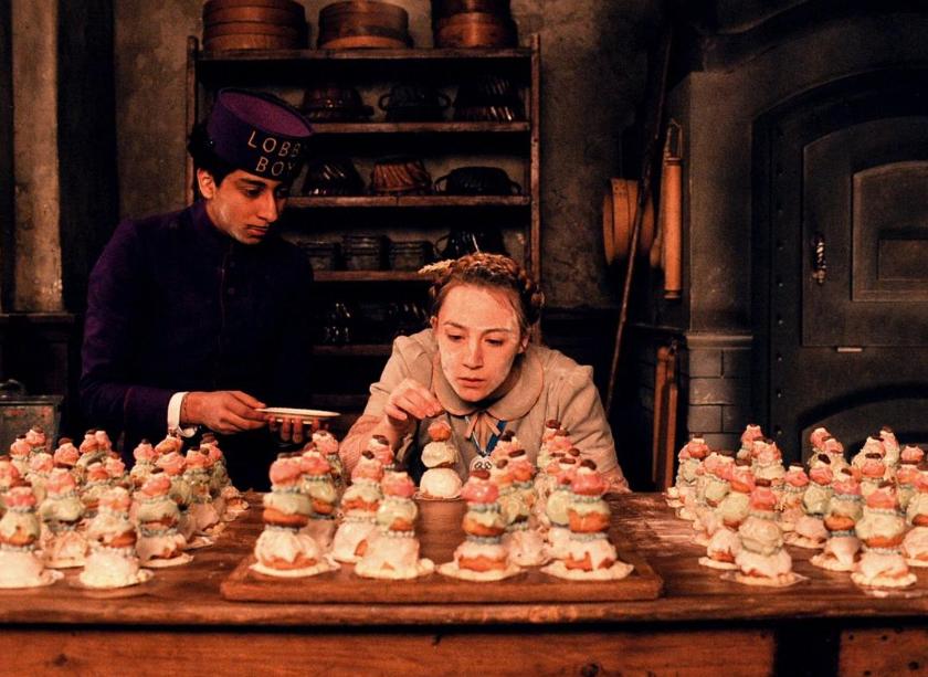 布达佩斯大饭店镜头分析2000字,布达佩斯大饭店色彩画面分析