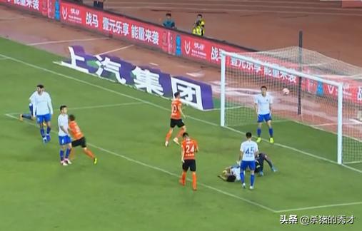 王大雷怒摔水瓶+飚国骂，慢镜头回看2次丢球，左路2将被打爆