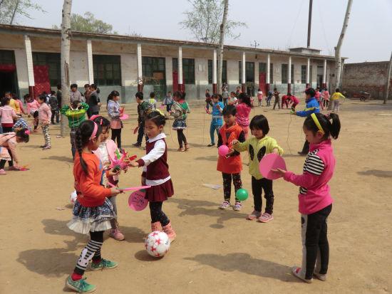 在山区支教，离开时，孩子追上山坡送野果，哭着唱：长亭外，古道边……