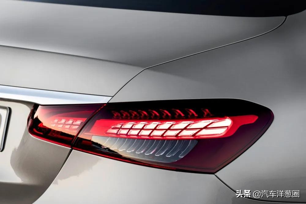 宝马换新车标了！蓝天白云帅炸，以后黑白标只代表低端宝马车主？