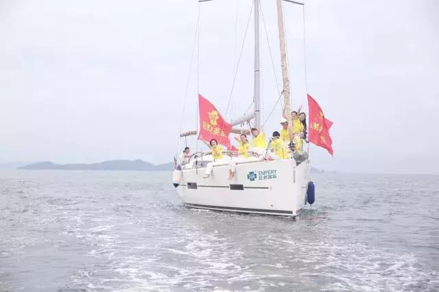 巨邦快乐集结号丨看见了,其中一艘游艇上,是我们的船长大舅哥