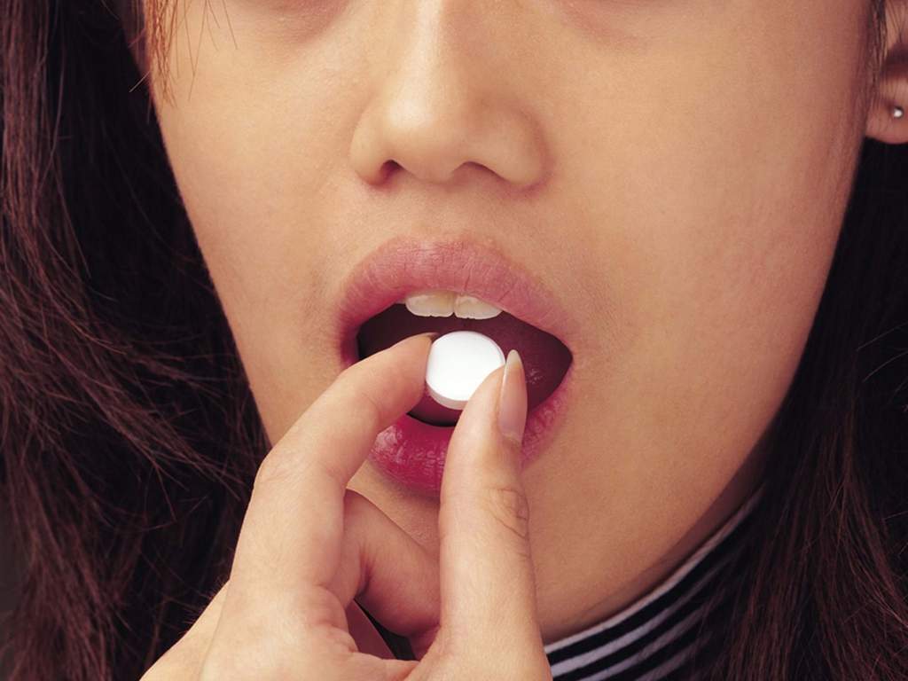 宝宝生出来了，医生还在伸手掏，陪产的丈夫怒斥“还有什么可掏”