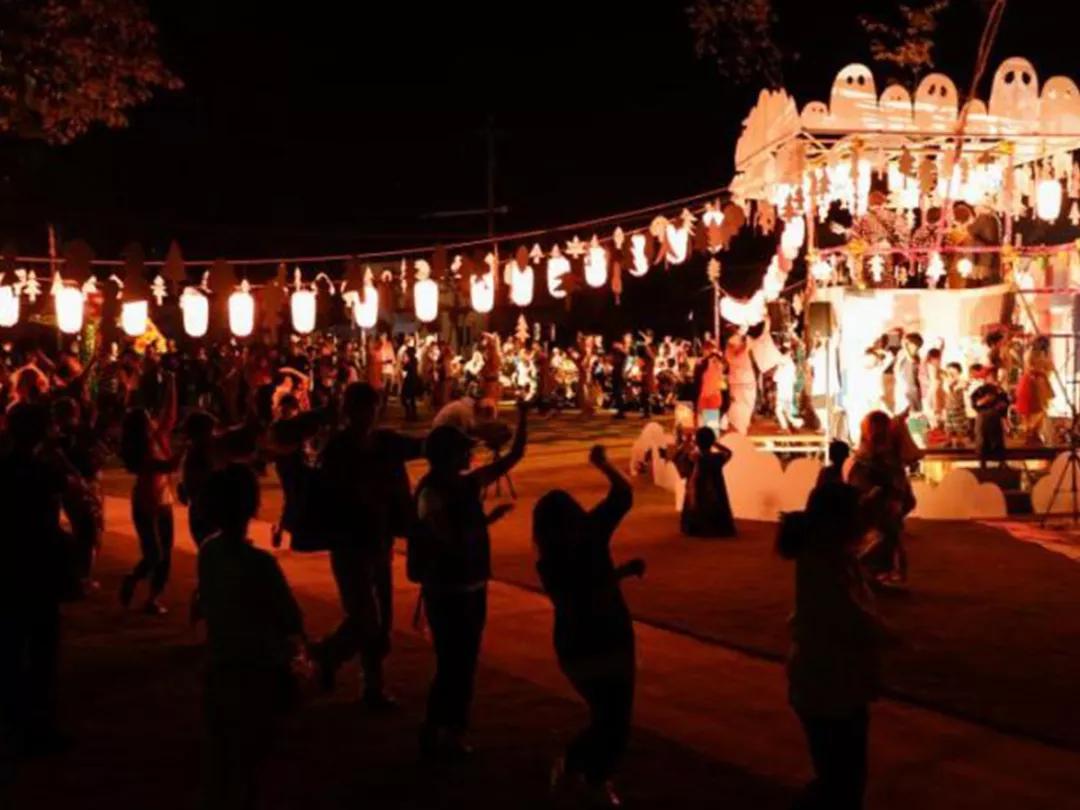 白天打卡33组奇妙的巨大装置，夜晚欣赏蓝色的光之海洋