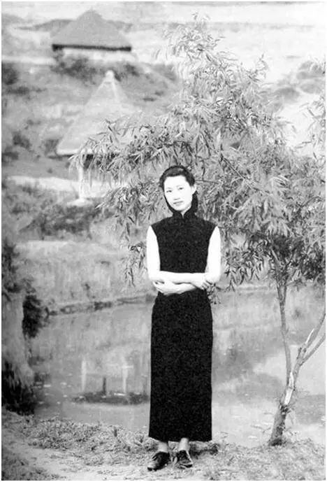 生父逼婚，丈夫出轨，她怒提离婚后，活成上海滩第一名媛