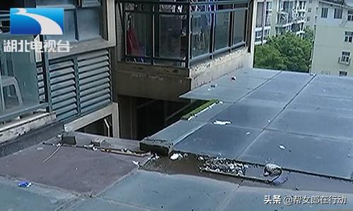 楼上搭建阳光房楼下邻居怒了,楼下违规搭建阳光房对楼上的影响