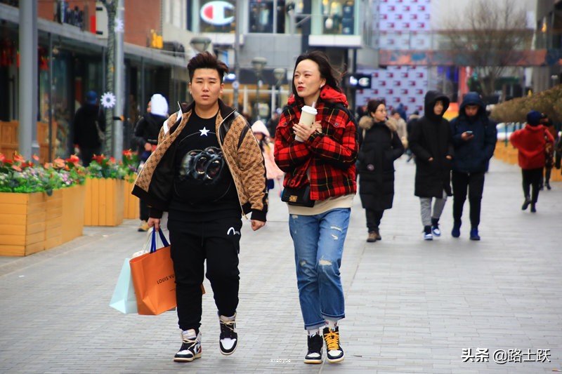 上海迪士尼2022烟花秀点亮新一年,北京三里屯迪士尼灯会