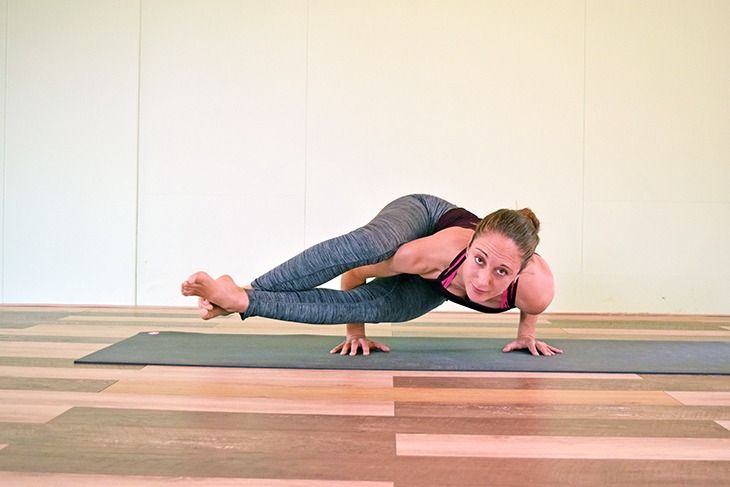 如果你在低位板式中能保持30秒以上，那么来挑战一下八字扭转式吧