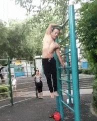 街头健身有些人不懂健身就瞎练,农村大爷习武健身一身肌肉