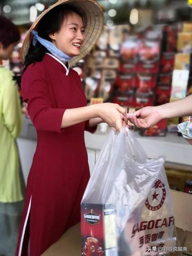 中越跨国上班的越南姑娘,工资是越南的2-3倍,渴望嫁到中国