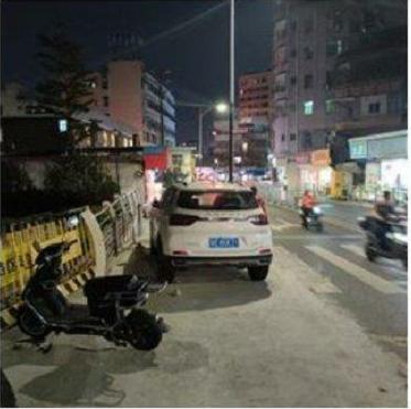 交警严查校园周边交通,车辆占据人行道几个月不动了