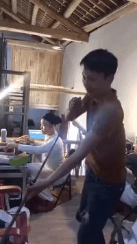 新娘开心的搞笑视频,搞笑gif开心一刻女司机上车