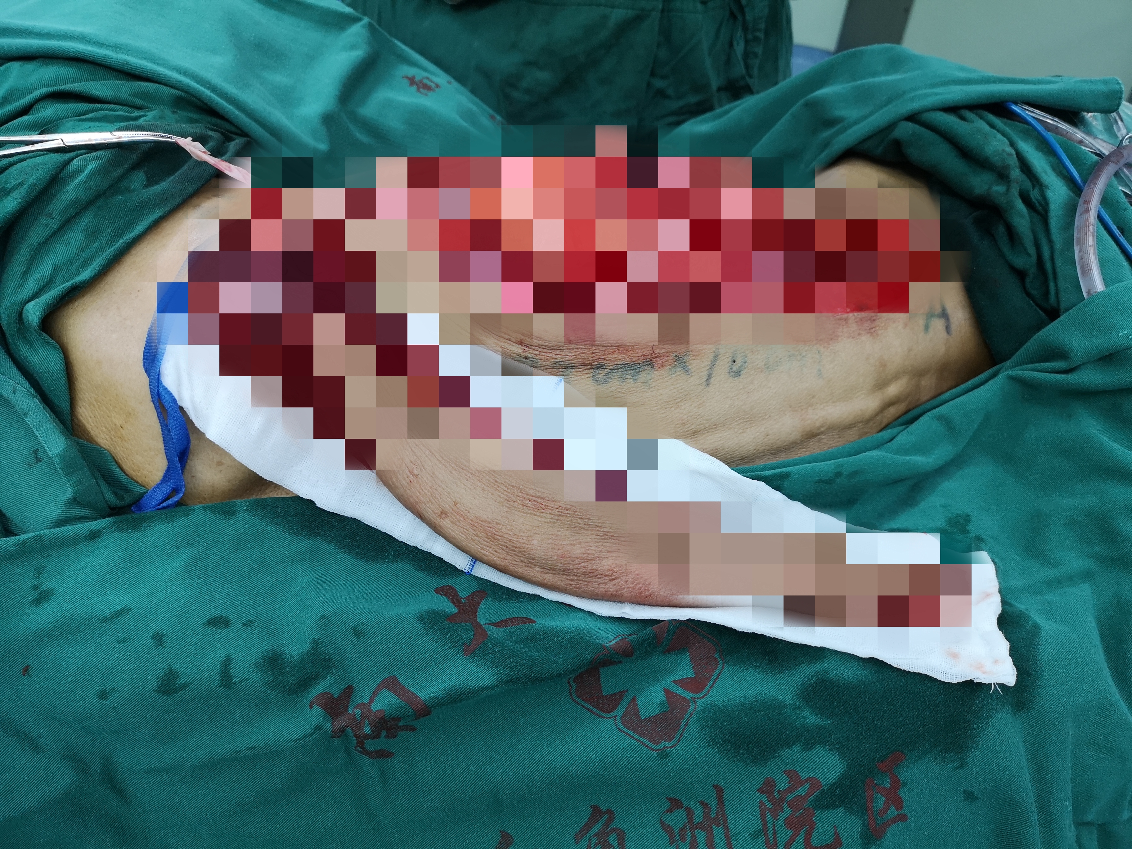 他站起来了改写一段话,他站了起来