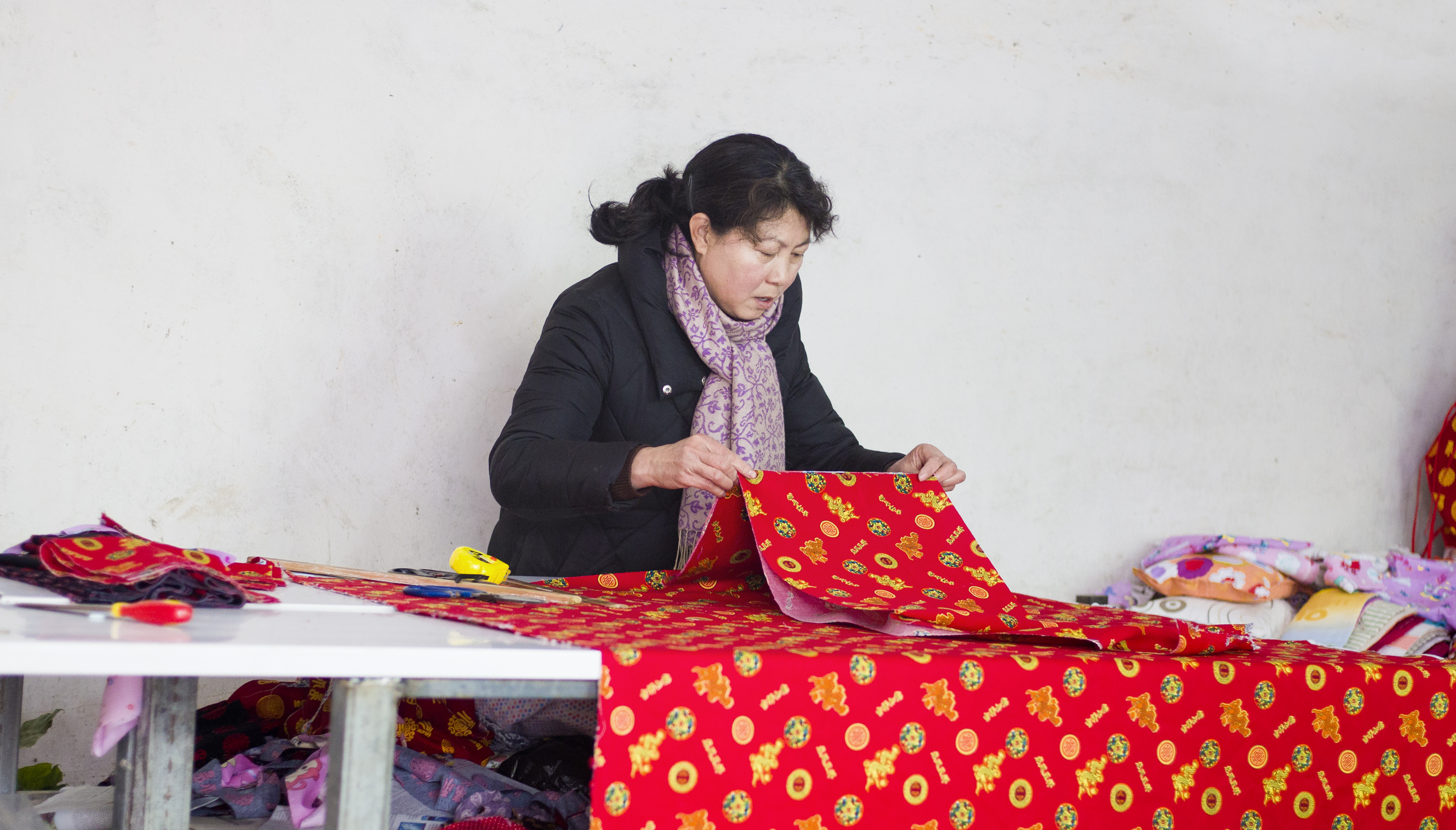 世界冠军母亲带全村留守女儿就业,世界冠军为小女孩圆梦