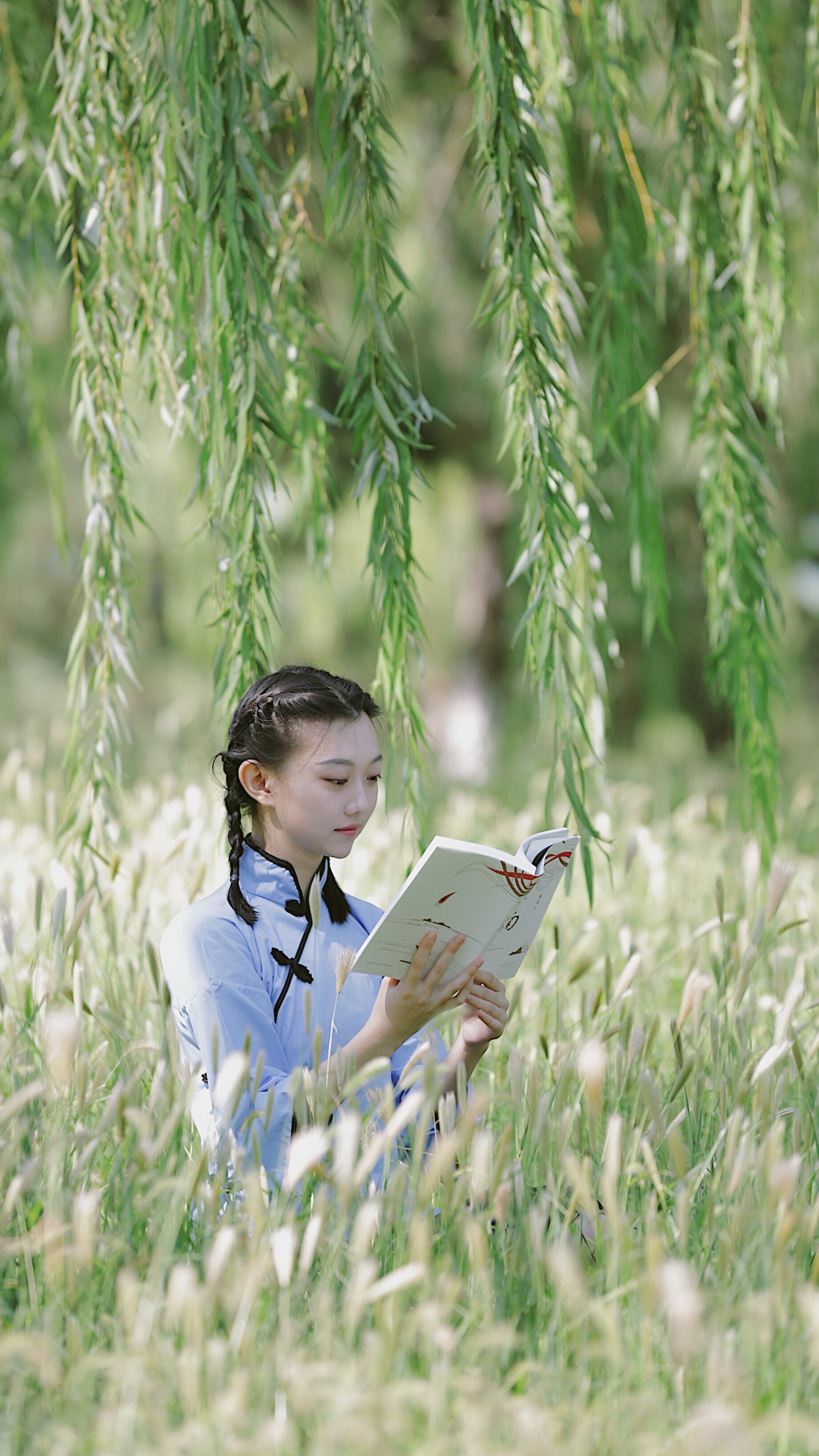 美女拍书的文艺照片,美女拍书照片