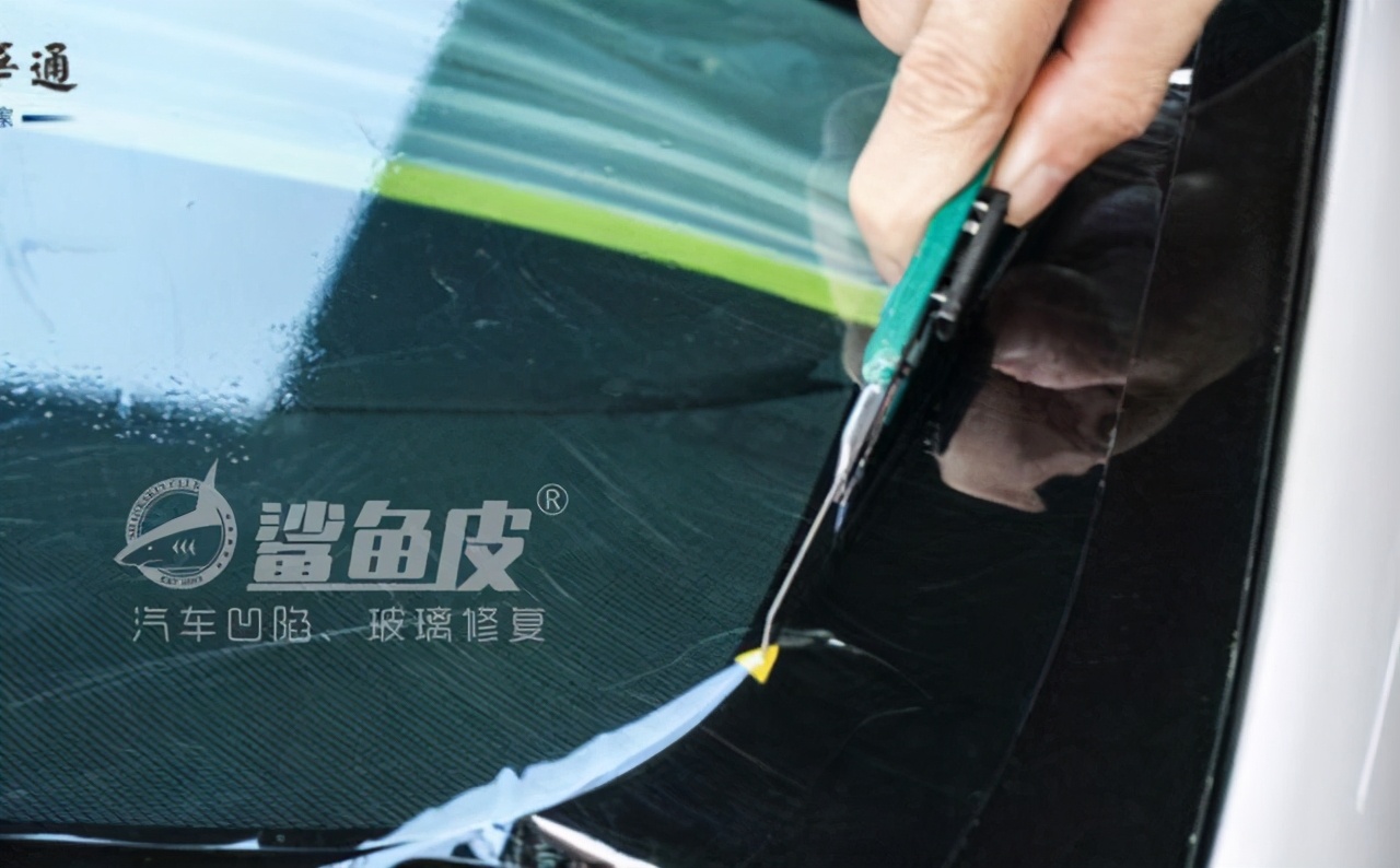 玻璃电焊弄划伤了怎么修复,窗户玻璃被电焊烫伤如何处理