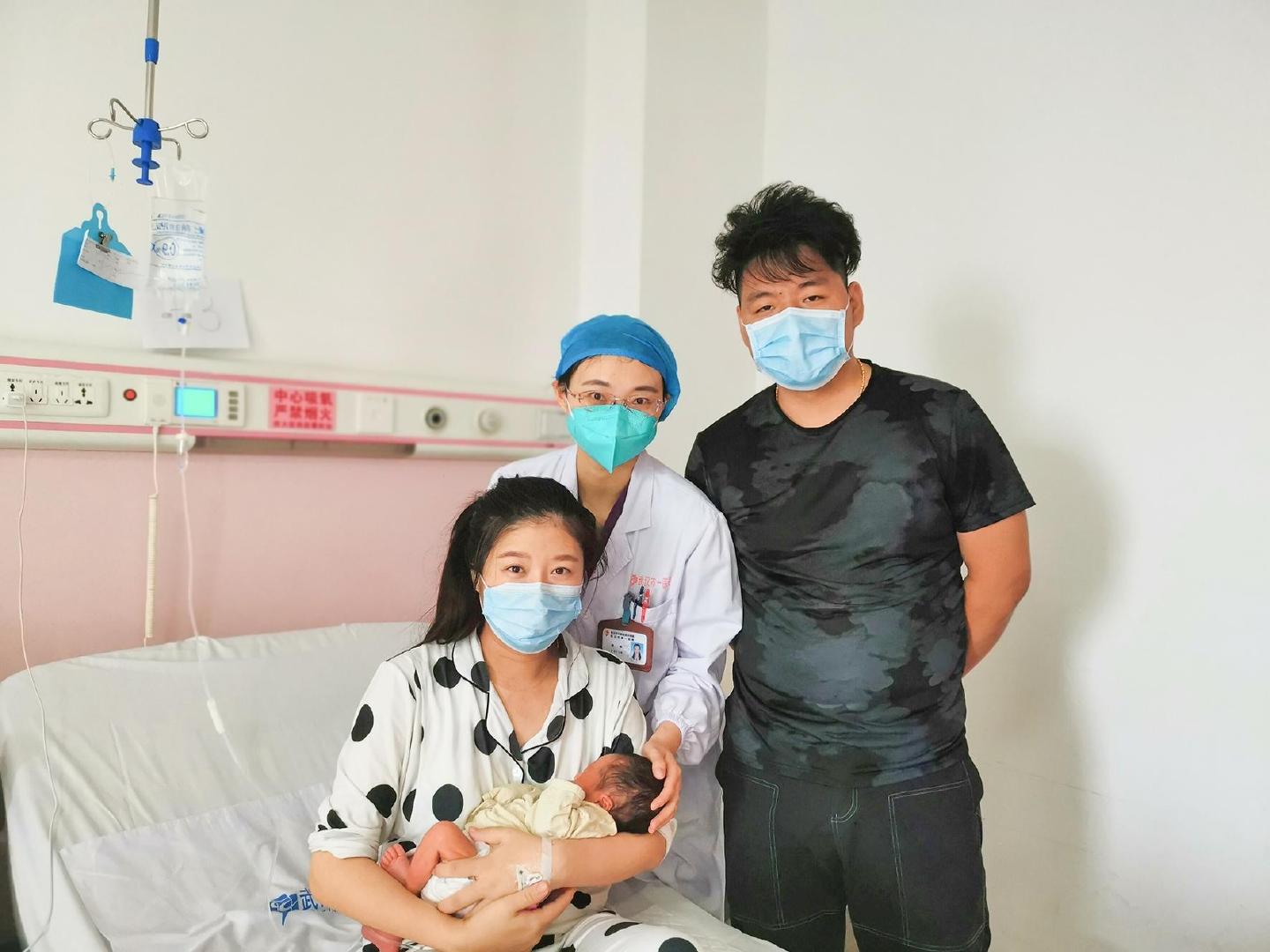 宝妈怀三胞胎医生建议减胎,怀孕三胞胎却只生了一个女儿