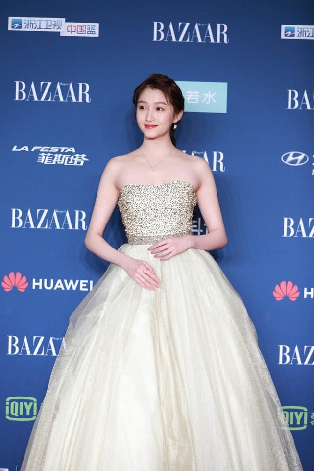 关晓彤紧身衣显沙漏型身材穿搭,关晓彤穿衣有多美