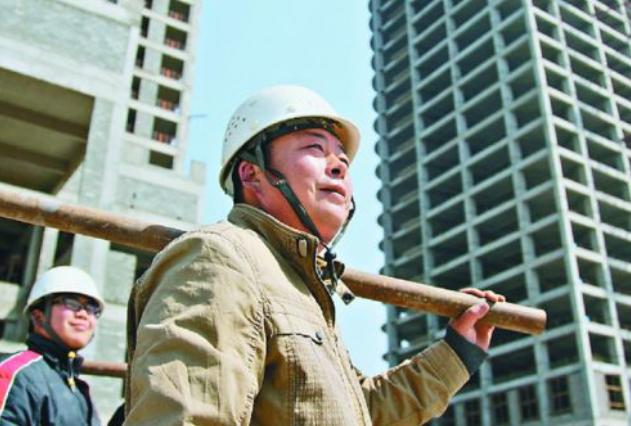 五一前拿到血汗钱,251名工人喜笑颜开,一起呵护最可爱的人