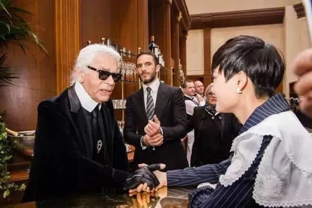 李宇春和刘雨昕私下关系,李宇春刘雨昕穿裙子