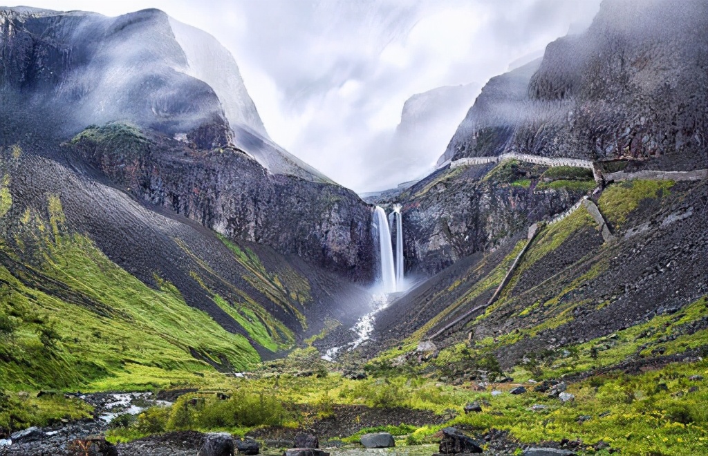 长白山天池海拔2189米,鱼无法游到这里,这些鱼哪来的?