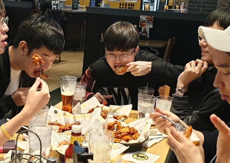 faker最近直播穿的衣服,faker身穿什么衣服