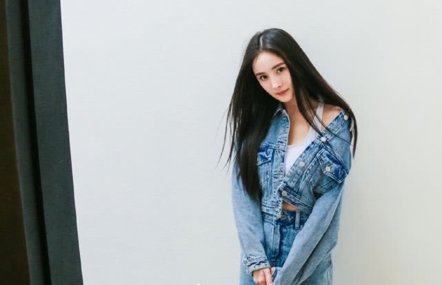 杨幂现在超美穿修身白裙配波浪卷,杨幂穿搭发光短裤