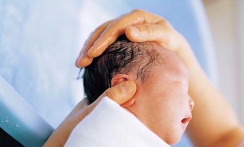 可以给宝宝用艾草洗澡吗,给宝宝洗澡能放几滴风油精吗