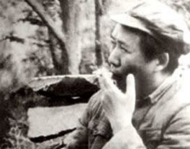 重庆谈判期间,毛主席的一支烟,让蒋介石后怕不已:此人不可轻视