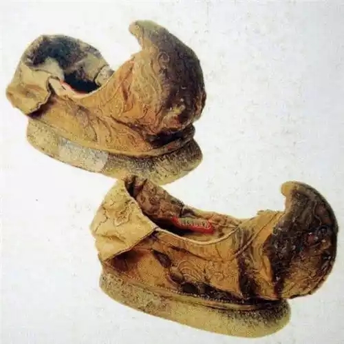 古代人的鞋尖为什么向上翘,古代鞋头上翘有什么好处